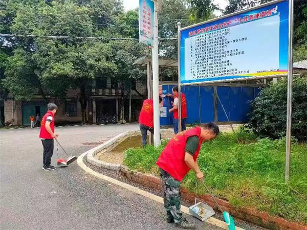 道县寿雁镇开展清理“牛皮癣”· 干净迎端午志愿服务活动
