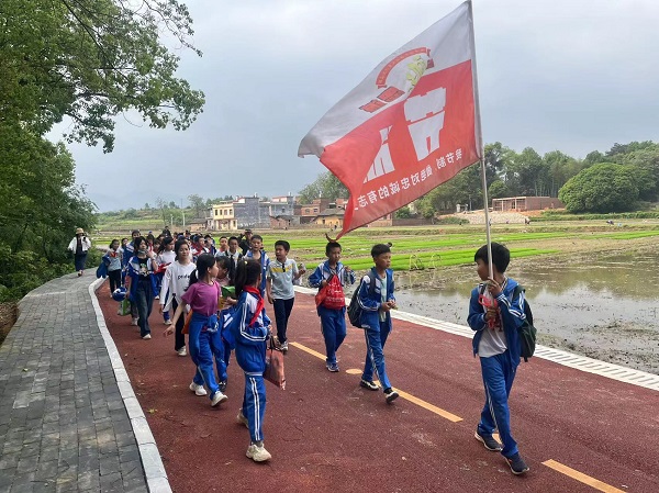 道县西洲芙蓉学校举行“寻红色足迹 ，树强国之志”研学活动